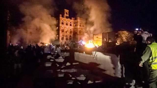 الحوثيون يقصفون المدنيين للتأليب ضد الغارات الأمريكية..
