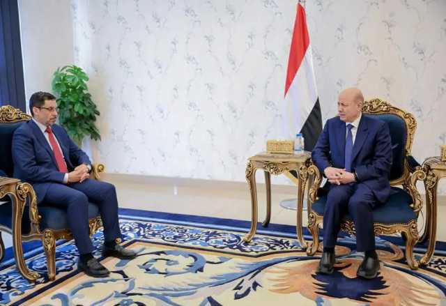 استدعاء بن مبارك إلى الرياض.. مصادر تكشف طبيعة الخلاف بين العليمي وبن مبارك ولماذا يصر الرئيس على إقالته وما مصير حكومته؟