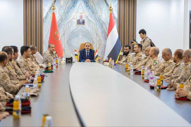 الإرياني يزور ميدي ويعقد اجتماعًا بالقيادات العسكرية.. رسائل ومؤشرات