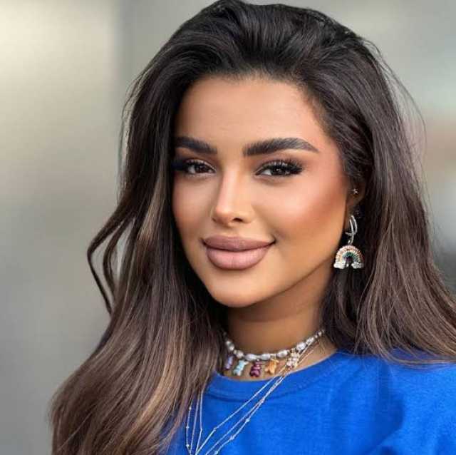 شابة سعودية مؤثرة تُشعل مواقع التواصل بسبب سروالها الجينز وسعره الجنوني