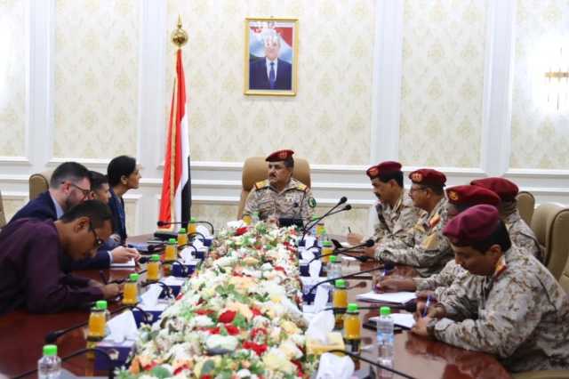 وزير الدفاع يبلغ الحكومة البريطانية ان كافة الشكيلات العسكرية هدفها استكمال عملية التحرير واستعادة مؤسسات الدولة