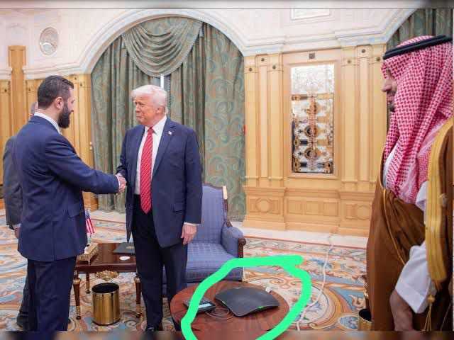 الجهاز الأسود الذي أثار فضول المتابعين العرب .. ما قصة الجهاز الأسود في لقاء ترامب والشرع وفي ماذا يستخدم؟
