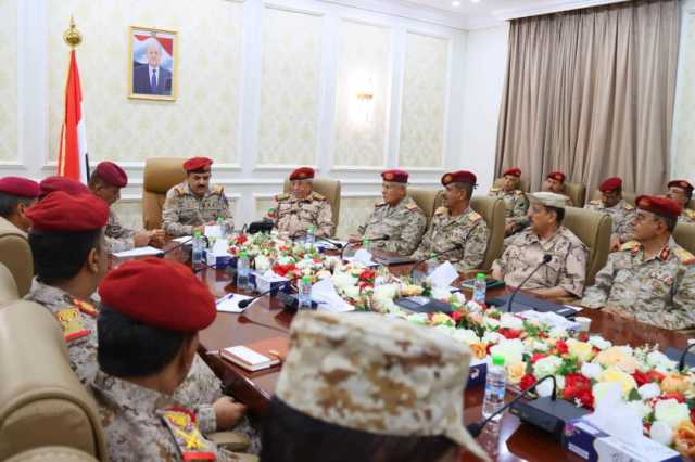 وزير الدفاع يرأس إجتماعا عسكريا هاما للإطلاع على الموقف العملياتي والميداني في مختلف جبهات ومحاور القتال.