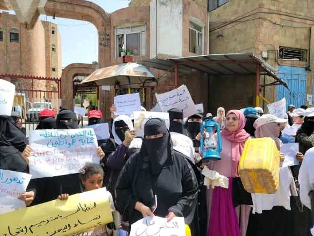 يحملن الفوانيس وقانين الماء الفارغة.. نساء تعز يخرجن احتجاجًا على انهيار الوضع الخدمي و المعيشي