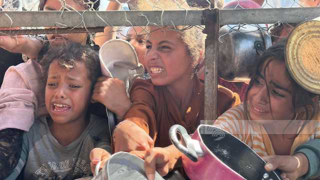 شاهد المأساة.. فلسطينيون يتدافعون للحصول على الطعام في غزة