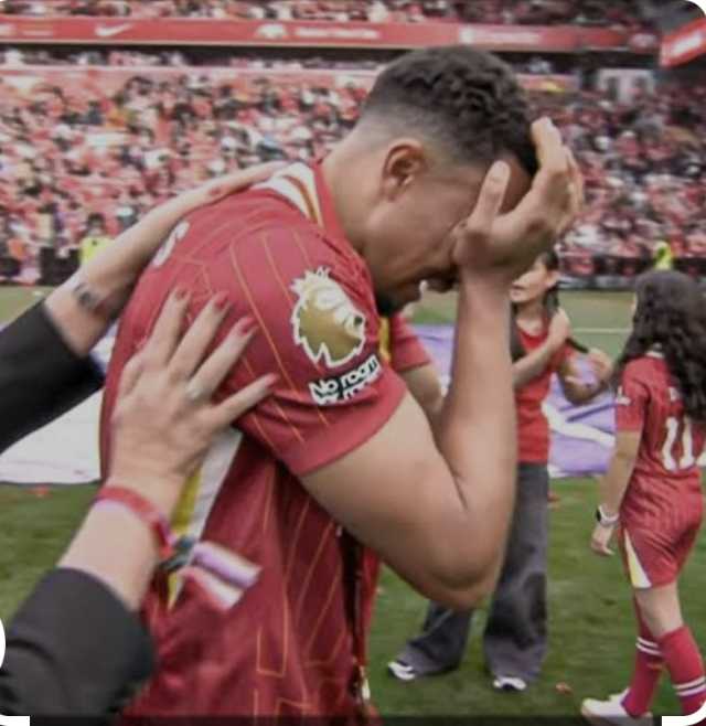 أرنولد ينهار باكيا أمام جماهير ليفربول .. فيديو