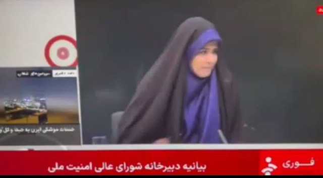 عاجل.. شاهد لحظة مغادرة مذيعة التلفزيوني الإيراني الرسمي أثناء البث المباشر بعد استهداف إسرائيل للمبنى