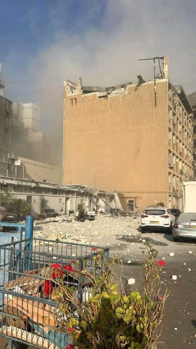 شاهد .. اسرائيل تتعرض لأعنف ضربة إيرانية منذ بدء الحرب وتتوعد باغتيال المرشد