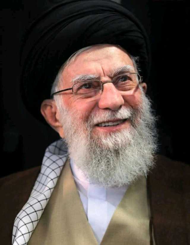يعيش وضع استثنائي ولا يستخدم وسائل الإتصال والإنترنت.. خامنئي يرشح ثلاثة أسماء لخلافته في حال اغتياله ويستبعد نجله