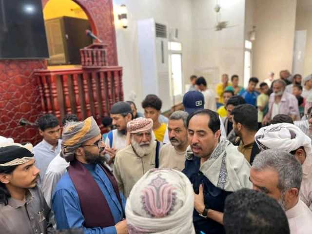 الوزير البكري يزور المصلين في المسجد الذي تعرض لاقتحام عناصر الإنتقالي وسط سخط شعبي واسع من الحادثة