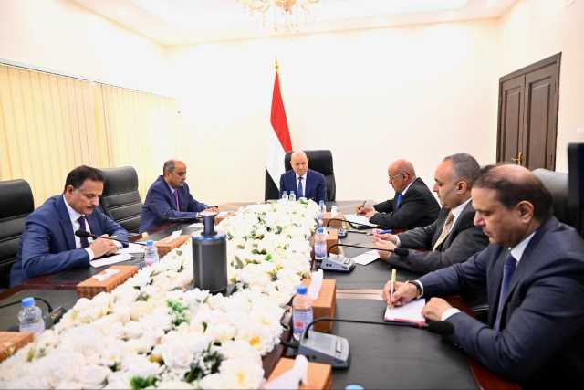 الرئيس العليمي يجتمع برئيس الحكومة ومحافظ البنك المركزي بقصر معاشيق