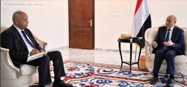 رشاد العليمي: نعيد حاليًا بناء جهاز الدولة السيادي عبر هيئة العمليات المشتركة والجهاز المركزي لأمن الدولة والقوات العسكرية التابعة لوزارة الدفاع وهيئة الأركان موحدة