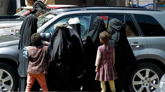 الحوثيون يُخرجون حرائر اليمن الى الشوارع للتسول .. BBC توثق يوميات الفقر والجوع والضعف في حياة اليمنيات