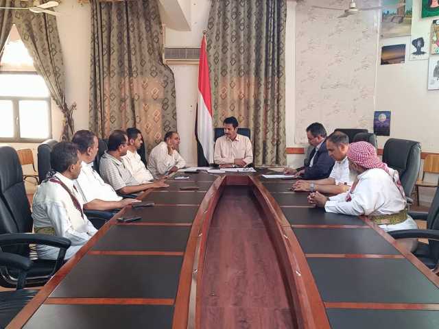 نائب وزير التربية يناقش أمناء مجمع المتفوقين نتائج القبول للعام الدراسي الجديد بمأرب