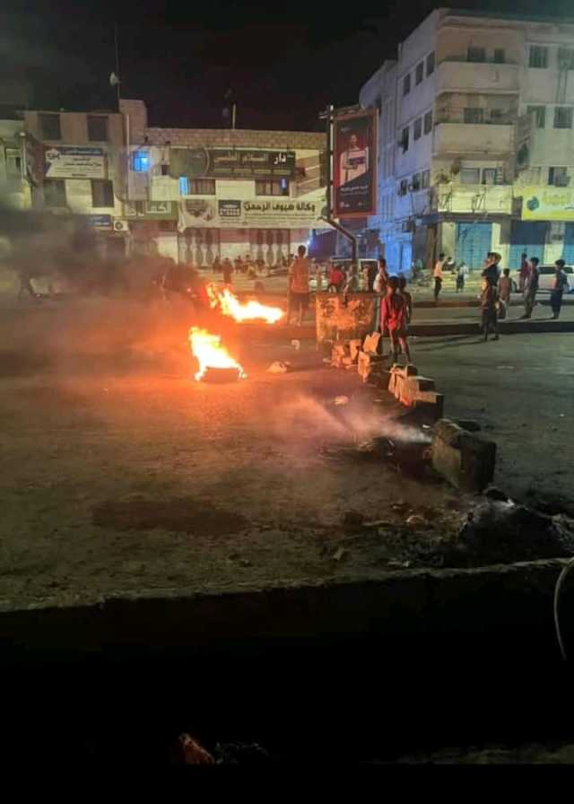 عاجل: اللجنة الأمنية بحضرموت تكشف عن رصد عناصر ''مندسة'' تابعة للقاعدة والحوثيين تدفع أموالاً لإثارة الفوضى وتحذر من استغلال المظاهرات