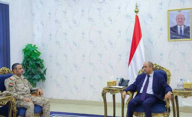 رئيس الوزراء يعقد اجتماعاً عسكرياً برئيس هيئة الأركان ورؤساء الهيئات والدوائر بوزارة الدفاع.