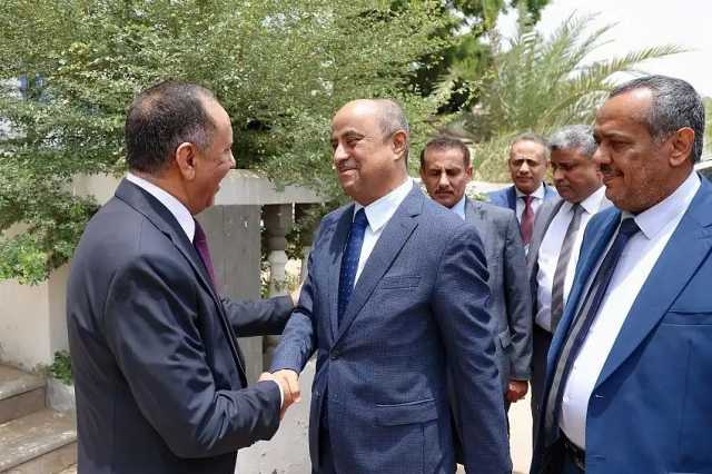 رئيس الحكومة يوجه بضبط المتلاعبين والمخالفين ويؤكد إن انخفاض سعر الصرف يجب أن ينعكس مباشرة على أسعار السلع والخدمات