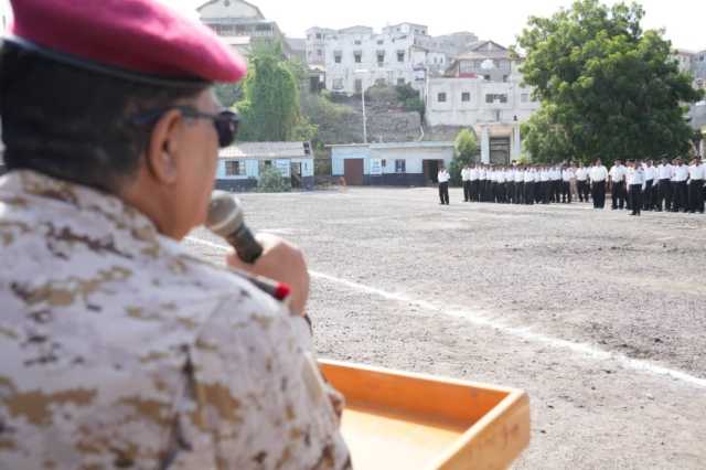 وزير الدفاع يتفقد القوات البحرية في عدن ويؤكد على الجاهزية لمواجهة التهديدات