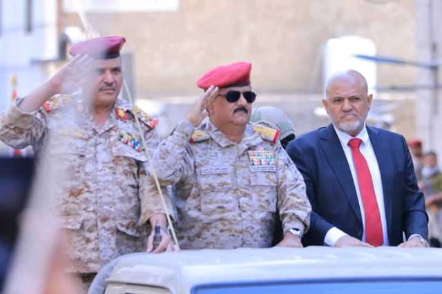 شاهد.. وزير الدفاع يصل تعز ويحضر عرضًا عسكريًا وسط المدينة