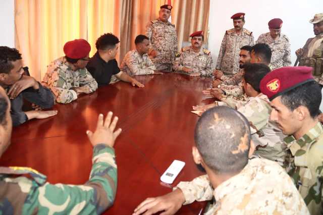 وزير الدفاع من تعز: ملف الجرحى وإنهاء معاناتهم من أولويات الوزارة والإهتمام بهم واجب وطني