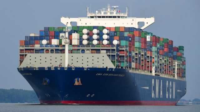 سفينة عملاقة تستعد لعبور البحر الأحمر في أول رحلة من نوعها