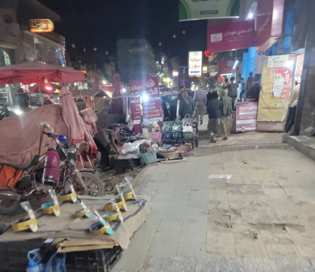 المعلمون يبيعون غرف نومهم للبقاء أحياء.. والأرامل يبعن خزائن ذكرياتهن لإنقاذ أطفالهن.. الجوع يطارد اليمنيين في مناطق الحوثي