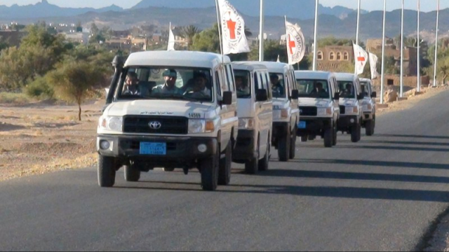 مليشيا الحوثي تداهم مقر اللجنة الدولية للصليب الأحمر وتحتجز الأجانب باسم «التخابر» وتصادر جوالات كافة الموظفين