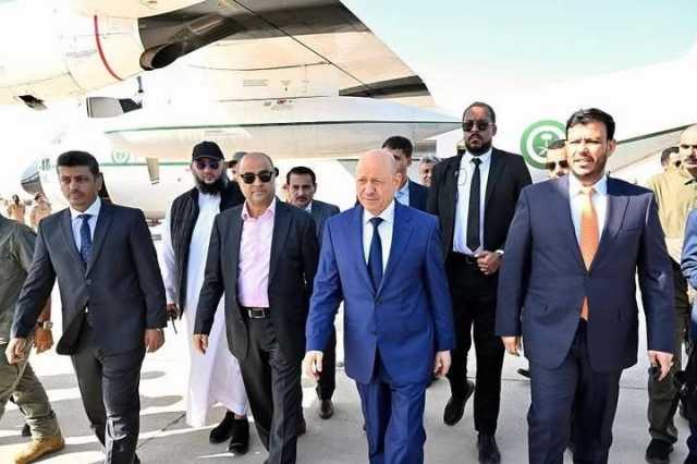 عاجل.. الرئيس العليمي يصل عدن رفقة رئيس الحكومة