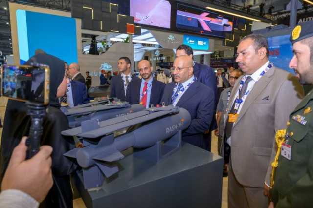 طارق صالح يزور معرض دبي للطيران ويتفقد أحدث تقنيات الدفاع والطيران المسيّر