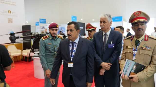 وزير الدفاع يطّلع على منظومات الإسناد الجوي في معرض دبي للطيران
