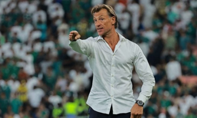 أذان المغرب يعلو على التصريحات: رينار يوقف المؤتمر الصحافي لمباراة السعودية والجزائر فور سماعه الآذان - فيديو