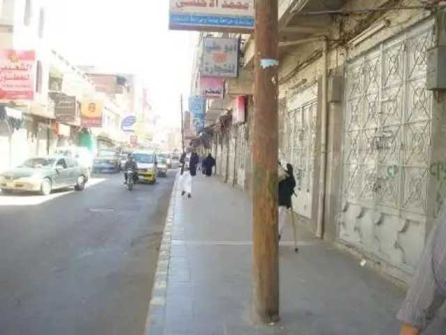 إضراب شامل يشل سوق الملابس والأقمشة في صنعاء