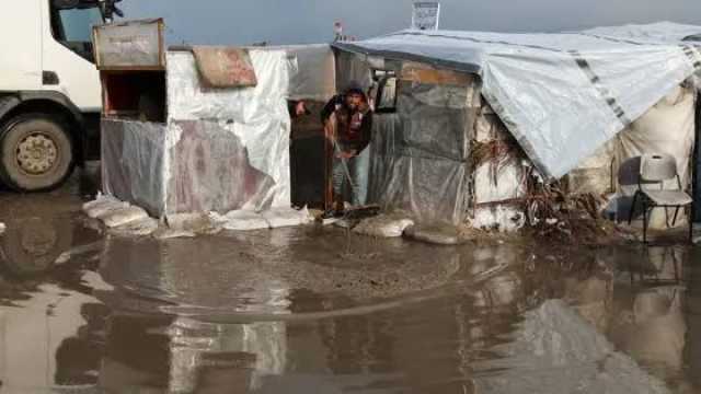 منخفض جوي يغرق خيام آلاف النازحين بغزة وتحذيرات من كارثة