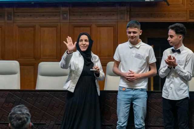 حقوقية يمنية تفوز بجائزة في هولندا وتهديها لروح إفتهان المشهري