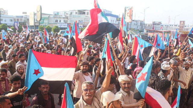 صحيفة تركية: سيطرة الانتقالي الجنوبي في حضرموت والمهرة هشة وقد تتغير مع تبدل التحالفات ومستقبل الجنوب مرهون بالتماسك الداخلي والتحولات الإقليمية