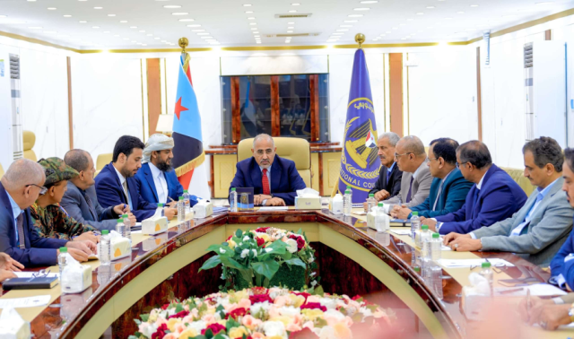 عيدروس الزُبيدي يعقد اجتماعًا عاجلًا لقيادة المجلس الانتقالي.. ومصادر تتحدث عن رفضه الانسحاب من حضرموت والمهرة ويصعّد سياسيًا وشعبيًا