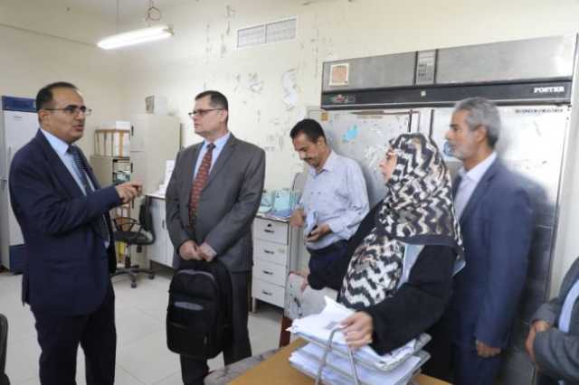 وزير الصحة يتفقد الصيدلية المركزية ويؤكد أهمية ضمان توفير ادوية الامراض المزمنة والمنقذة للحياة