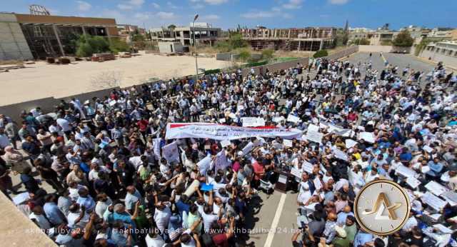 حشد من المتظاهرين أمام مقر حكومة الوحدة يطالبون بحقهم في الإيفاد للدراسة بالخارج