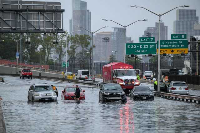 فيضانات عارمة تغرق شوارع نيويورك وإعلان حالة الطوارئ