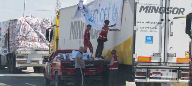 دخول أول قافلة إغاثة إلى غزة