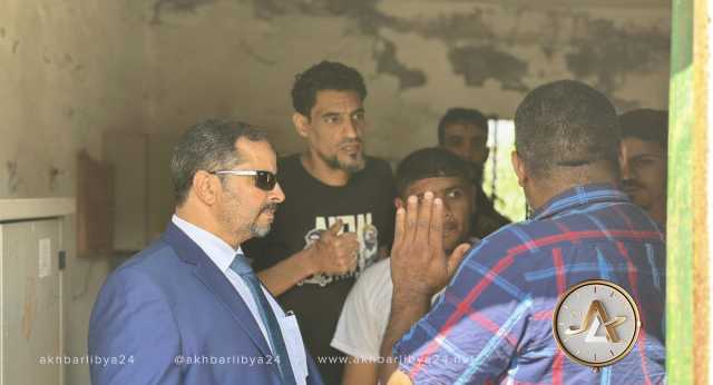 عميد بلدية البيضاء يتفقد الأضرار بـ”العمارات الحمر” بسبب الفيضانات