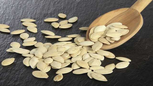 يؤثر على الجهاز العصبي والعظام.. فوائد كبيرة لبذور اليقطين على الجسم