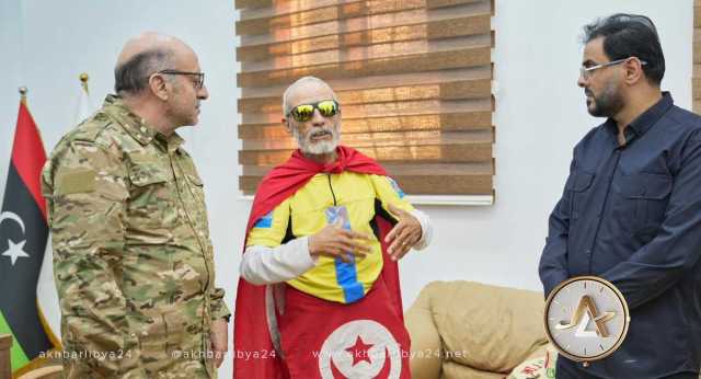 بعد رحلة استغرقت 62 يوماً سيراً على الأقدام.. رحالة تونسي يصل درنة لمؤازرة منكوبي العاصفة “دانيال”