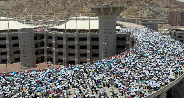 حجاج بيت الله الحرام يرمون الجمرات في ثاني أيام التشريق