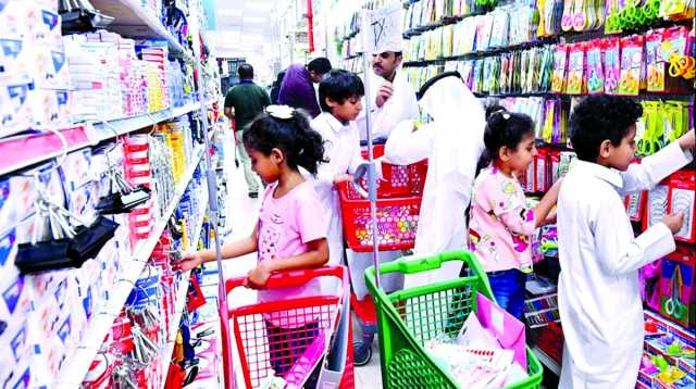 طالبوا بإخضاعها لرقابة «التعليم».. مواطنون لـ العرب: متطلبات «العودة للمدارس» تثقل كاهل أولياء الأمور