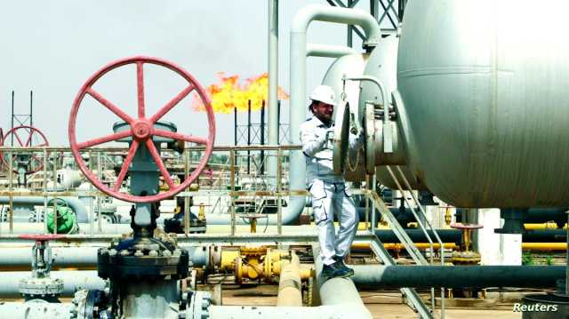 وسط مخاوف من انخفاض الطلب العالمي.. تراجع أسعار النفط وارتفاع الغاز المسال