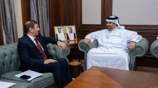الرئيس التنفيذي للمؤسسة القطرية للإعلام يجتمع مع السفير الجزائري