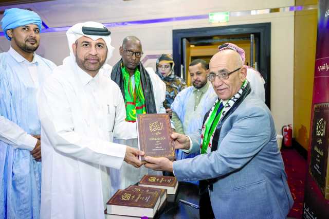 المتوجون يوقعون البحوث خلال الحفل.. تكريم الفائزين بجائزة كتارا الدولية للمخطوطات