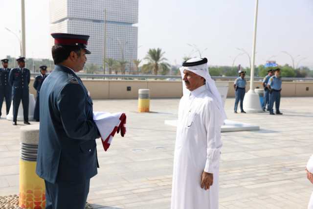رفع علم قطر والأمم المتحدة في مركز قطر الوطني للمؤتمرات بمناسبة انطلاق القمة العالمية الثانية للتنمية الاجتماعية