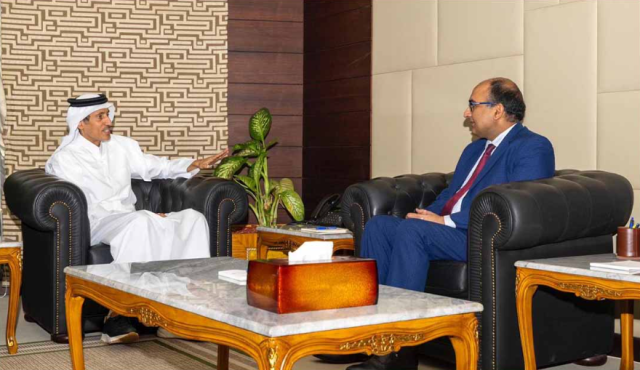 رئيس المؤسسة القطرية للإعلام يجتمع مع السفير الهندي